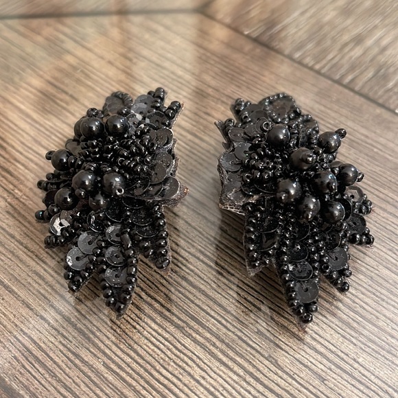 Vintage 1980’s Black Beaded and Sequin Floral Earrings - Picture 5 of 13